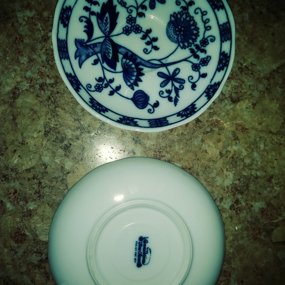2 VINTAGE Saucers - Picture 1 of 2
